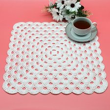 Szydełkowa, kwadratowa serweta w kolorze białym