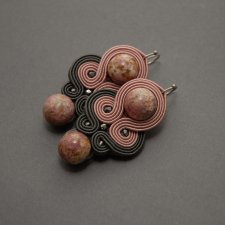 różowo-grafitowe kolczyki sutasz z rodonitami