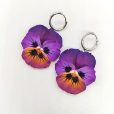 Kolczyki bratki biało fioletowe wiszące handmade – kwiaty z gliny polimerowej, stal nierdzewna