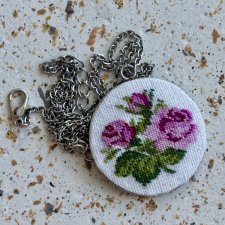 Wisiorek haftowane róże