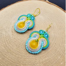 Beżowo-kolorowe kolczyki sutasz