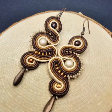 Brązowo-beżowe kolczyki sutasz