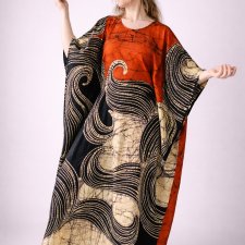 Unikatowa ceglasta sukienka bawełniana, batikowa z biżuterią