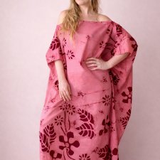 Unikatowa rożowa sukienka bawełniana, batikowa z biżuterią