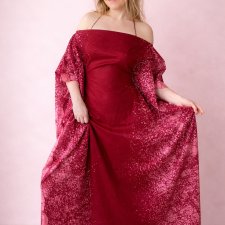 Unikatowa czerwona sukienka bawełniana, batikowa z biżuterią