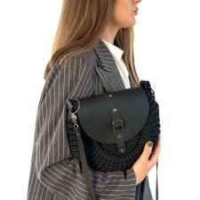 Torebka szydełkowa z klapką skórzaną – czarna torebka handmade na ramię