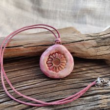 Różany Kwiat – Artystyczny wisiorek z glinki