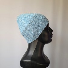 Lekka czapka z warkoczami