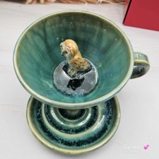 Filiżanka z SOWĄ i spodkiem ceramiczna zielono - niebieska w środku SÓWKA ręcznie toczona i malowana odcienie zieleni prezent dla nauczyciela