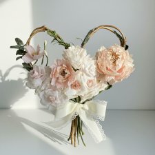 Bukiet w kształcie serca z ręcznie robionych kwiatów z papieru