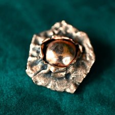 Miedziana broszka Narodziny