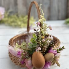 Koszyk wiklinowy z dekoracją, na stół wielkanocny