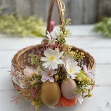 Koszyk wiklinowy z dekoracją, na stół wielkanocny