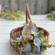 Koszyk wiklinowy z dekoracją, na stół wielkanocny