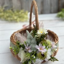 Koszyk wiklinowy z ceramicznymi zajączkami, na stół wielkanocny