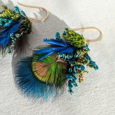 Kolczyki pióra pawia i niebieskie kwiaty