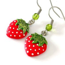 Małe kolczyki truskawki