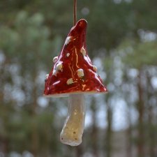 Ceramiczny dzwonek w kształcie muchomora.