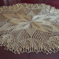 Obrus na drutach w kolorze starego złota