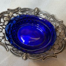 Miniaturowa ażurowa srebrzona paterka ze szkłem kobaltowym - rzadkość