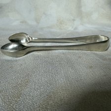 Srebrzone eleganckie  szczypce do cukru w   kostkach sygnowane subtelnie ozdobne