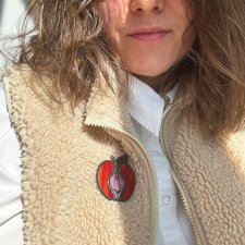 Szklana broszka "Czerwone Jabłko" Symbol kobiecości. Witraż