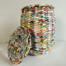 Koszyk z gazet z nakrywką