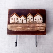 Mały wieszak z domkami ceramicznymi