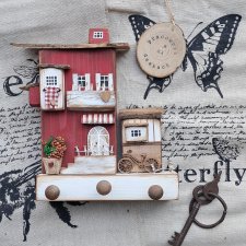 Czerwony domek wieszak na klucze i drobiazgi