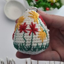 Ręcznie robiona PISANKA na szydełku - BRELOCZEK z haftowanymi kwiatami - ozdoba wielkanocna handmade
