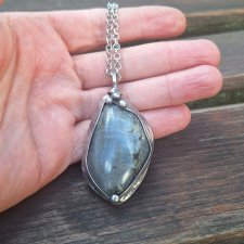 Zrobiony na szaro - wisiorek