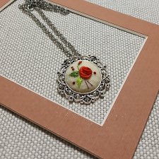 Ręcznie haftowany wisior  DLA MARIANNY