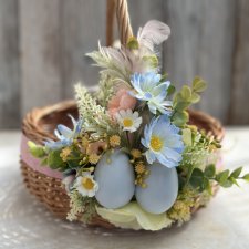 Koszyk wiklinowy z dekoracją, na stół wielkanocny