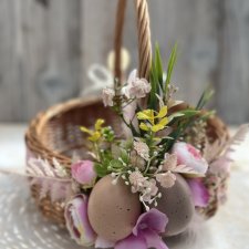 Koszyk wiklinowy z dekoracją, na stół wielkanocny