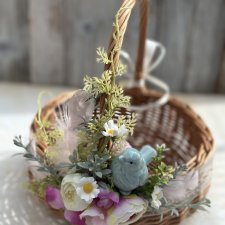 Koszyk wiklinowy z dekoracją, na stół wielkanocny