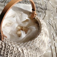 PĘKATY KOSZYCZEK W KREMOWYM KOLORZE