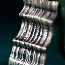 Wisior mosiężny Fala