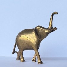 Stary mosiężny słonik na szczęście lany mosiądz