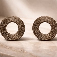 Kolczyki koła brązowe minimalistyczne – elegancka biżuteria, styl modern luxury