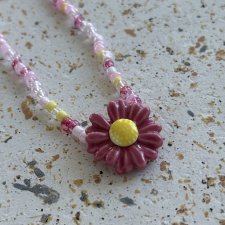 Naszyjnik z różowym kwiatkiem