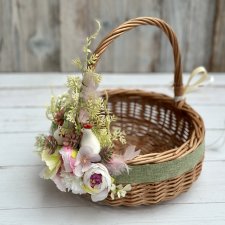 Koszyk wiklinowy z dekoracją, na stół wielkanocny