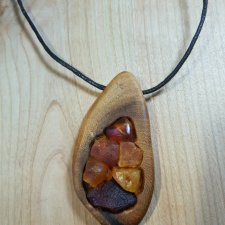 Zawieszka Wisior drewno bursztyn