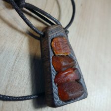 Zawieszka Wisior drewno bursztyn