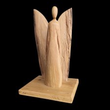 Rzeźbiony Anioł z Litego Buka – Anielica zaciekawiona – Majsternia Drewna Drewnica