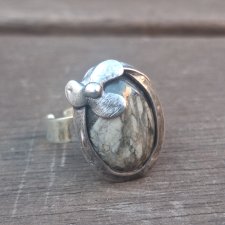 Szary kwiat - pierścionek regulowany