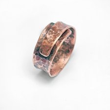 Regulowana obrączka z miedzi. Kuta, repusowana. M