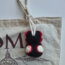 Szydełkowy breloczek pająk czarno-czerwony