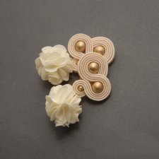 kremowe kolczyki sutasz z kwiatkiem