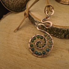 Wisiorek miedziany na rzemieniu z Jadeitami