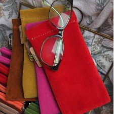 Czerwone etui na okulary z zamszowej welurowej skóry – handmade DomilkowyDomek, etui na klips, miękkie i stylowe